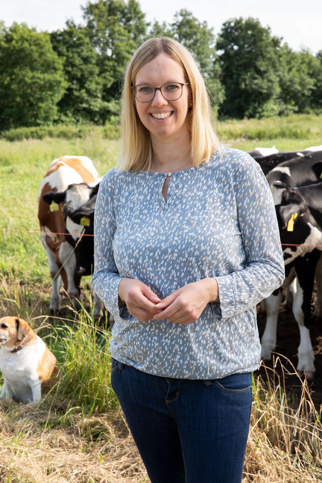 Mareike Dehlwes, Geschäftsführerin und Molkereimeisterin der Bio-Hofmolkerei Dehlwes, auf der Weide vor ihren Milchkühen